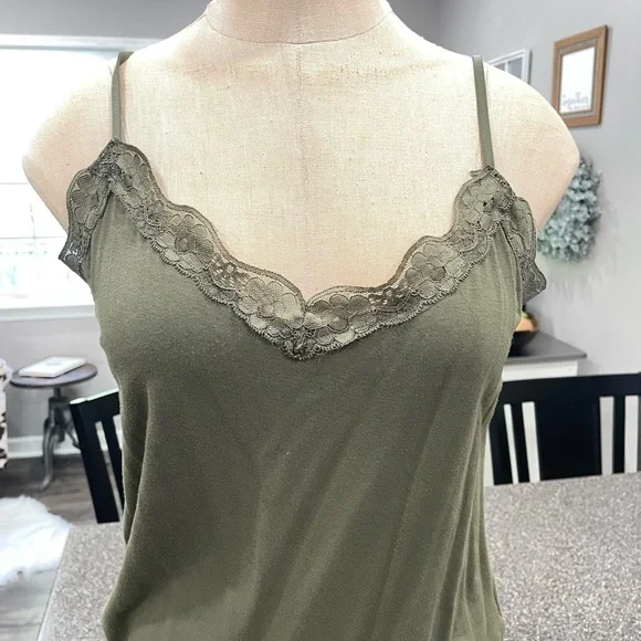 6 camis -assorted medium and large - Picture 5 of 6